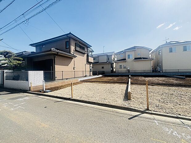 前面道路は広く、駐車がしやすいです。駐車スペース2台分ございます。