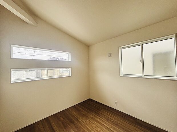 大きな開口部から明るい光が差し込む、日中の室内の明るさがこの部屋の魅力です。 