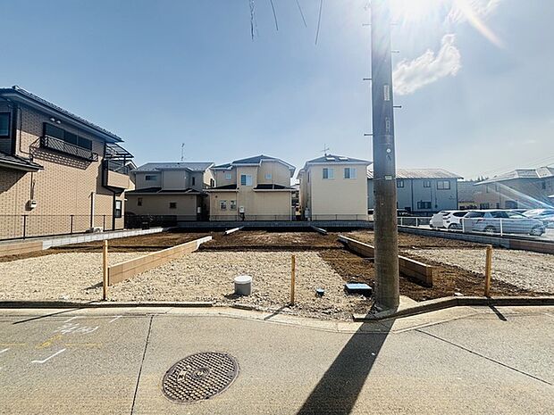 前面道路は広く、駐車がしやすいです。駐車スペース2台分ございます。 