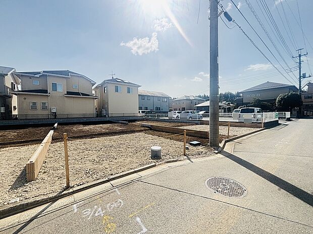 戸建てが立ち並ぶ静かな住宅街。四季折々の移り変わりを感じながら自然と楽しみ、暮らす、そんな毎日を日々の中で感じられる住環境 