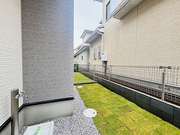 戸建てならではのお庭スペース。BBQやガーデニング、お子様のプールなど、、、、様々な楽しみ方ができるプライベート空間。ご家族皆さままで思いっきりお楽しみください。 