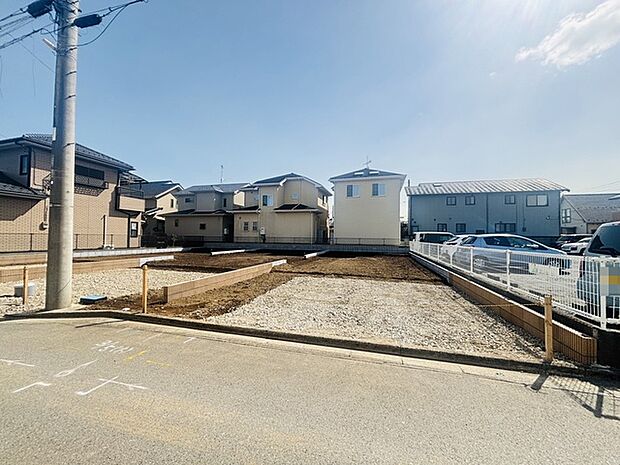 前面道路は広く、駐車がしやすいです。駐車スペース2台分ございます。