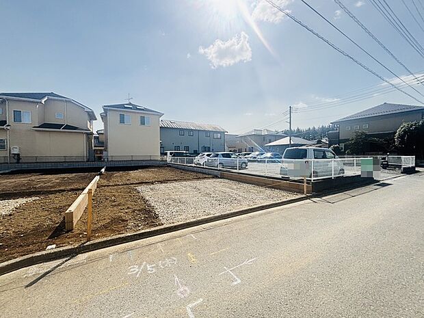 戸建てが立ち並ぶ静かな住宅街。四季折々の移り変わりを感じながら自然と楽しみ、暮らす、そんな毎日を日々の中で感じられる住環境