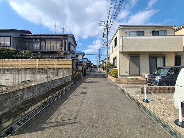 南道路に面しており日中もたくさんの陽が入ります。風通りや周辺環境など実際に現地にてご確認ください。