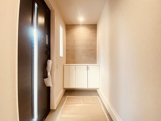 明るく開放的な玄関、靴の脱ぎ履きもしやすく、収納も豊富でご家族皆様の靴をスッキリ収納できます。