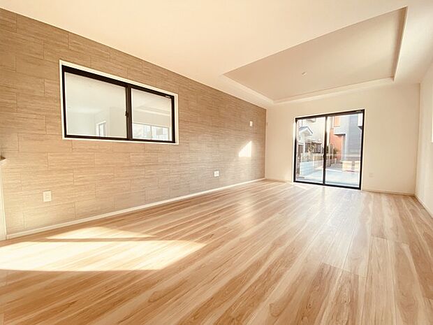 家族や友人、両親、親戚とこれから沢山の時間を紡ぐのだろう。そこを彩るのは窓から見える青い空、心地よい緑。そんなイメージが膨らむリビングスペース。