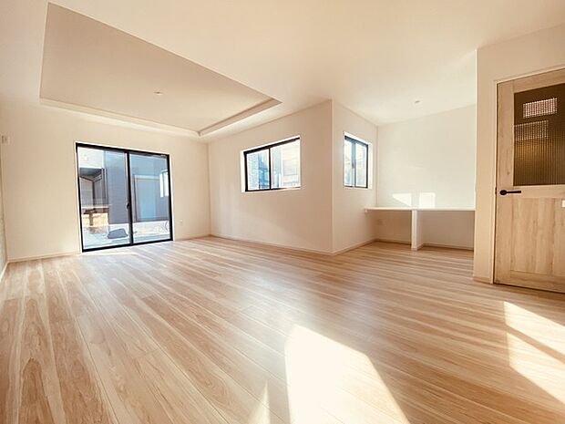 いつも家族の集まるリビングは広々とした20.5帖。通風・採光にも優れ、心安らぐ風と光がたえない空間。汎用性に富んだ居住スペースと、高揚感さえも与えてくれる住空間です。