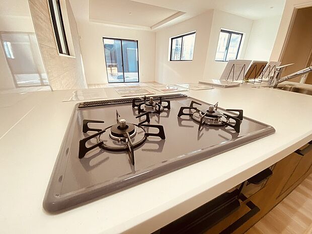 キッチンはオープンカフェスタイルだからリビングとの一体感はバッチリ。毎日のお料理時間も楽しくなりそうです。