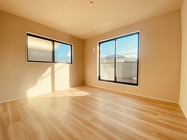 ゆとりの8.5帖ある寝室、陽光が入りやすく朝の目覚めも気持ち良く起こしてくれます。