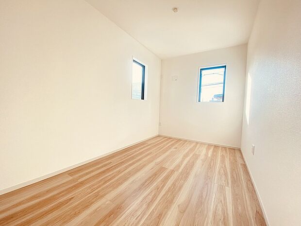 どんな家具にでも相性が良い清潔感ある白色調のクロスを採用。主張しすぎない配色、耐久性にも優れた床材は日々のメンテナンスも楽に、快適に過ごして頂けるよう考えられています。