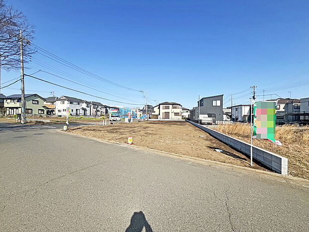 周辺の街並み 6m幅員の道路に面しておりお車の運転が苦手な方でも安心して出入りいただけます。