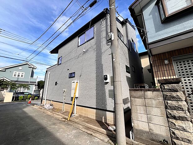 洗練されたグレーの外壁が印象的な佇まい。長く住まうほどに愛着のわく、静かな存在感を放っています 