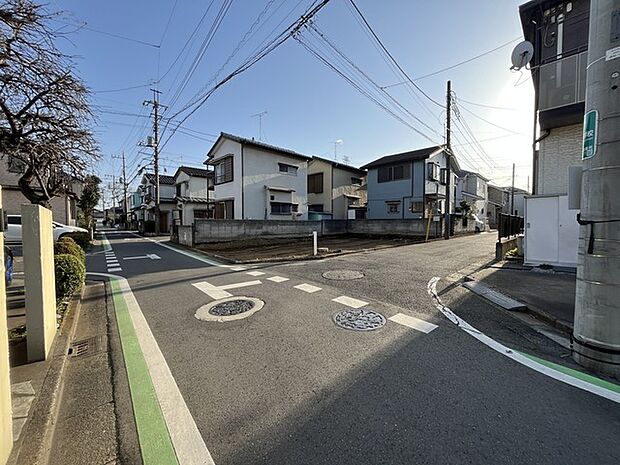 穏やかな日差しが注ぐ、閑静な住宅街 