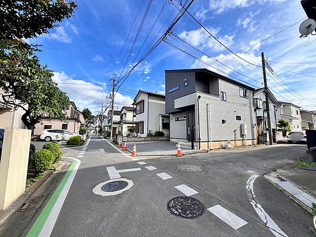 戸建てが立ち並ぶ静かな住宅街。四季折々の移り変わりを感じながら自然と楽しみ、暮らす、そんな毎日を日々の中で感じられる住環境 