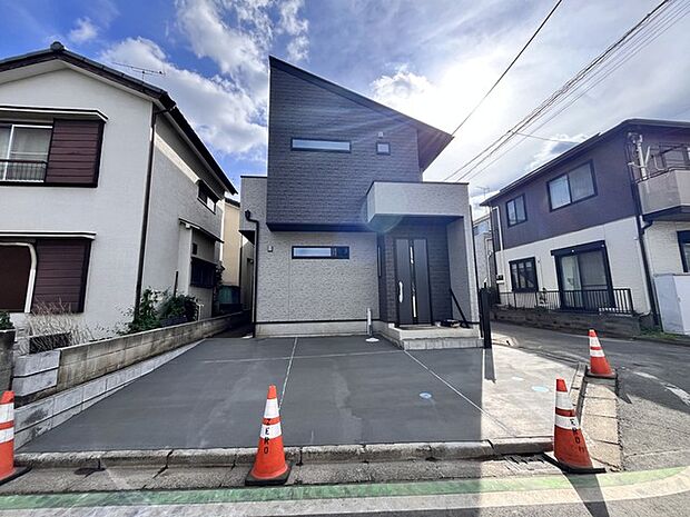 2部屋から出入りがでいるバルコニーは風通しも良くお洗濯物もしっかりと干すことができます!