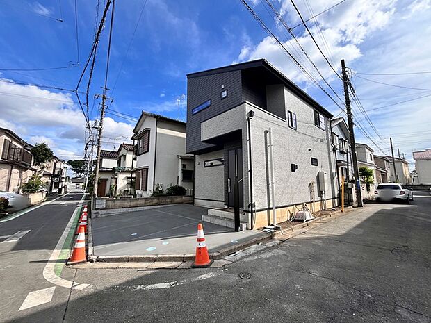落ち着いた色調のコントラストが洗練された印象を与え、街並みに静かに溶け込むモダンな佇まいが日常に心地よい調和をもたらします 