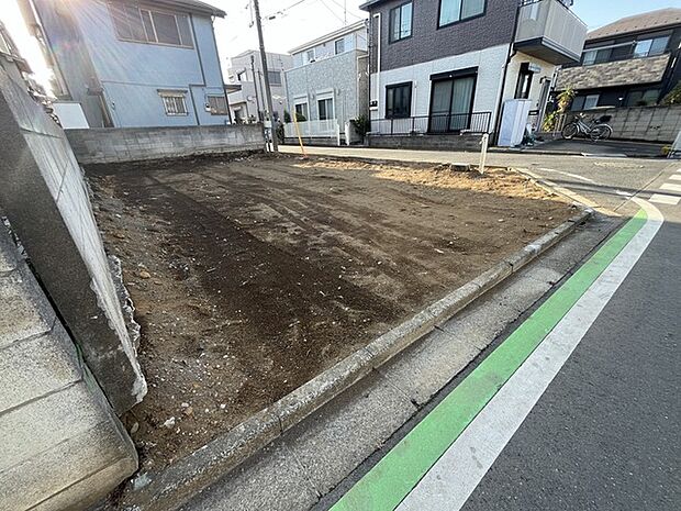 前面道路は4.0m×4.0m角地の為、駐車がしやすいです。駐車スペース2台分ございます。