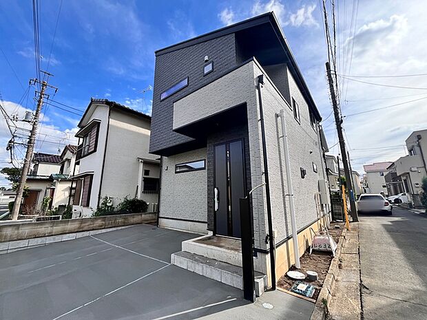スタイリッシュな外観が街並みに馴染み、洗練された印象を与えます。穏やかな暮らしを予感させる佇まいです
