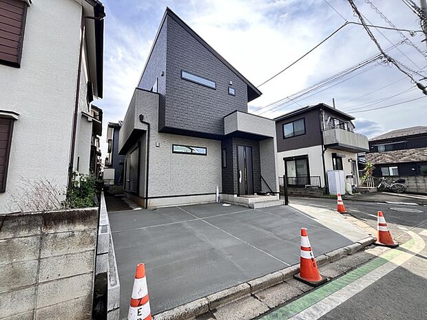 前面道路は交通量が少なく、駐車がしやすいです。駐車スペース2台分ございます。
