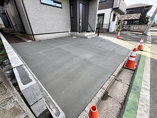 セカンドカーや来客時にも便利なカースペース2台分ございます。 