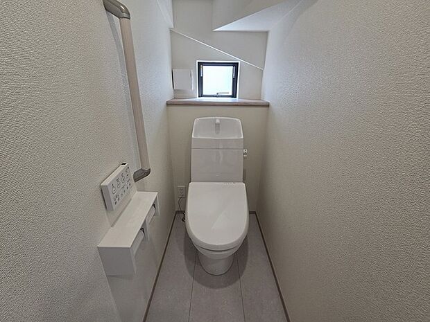 ウォシュレット機能付きのトイレ。換気のしやすい窓付きで、収納もあり実用性も兼ね備えた造り。 