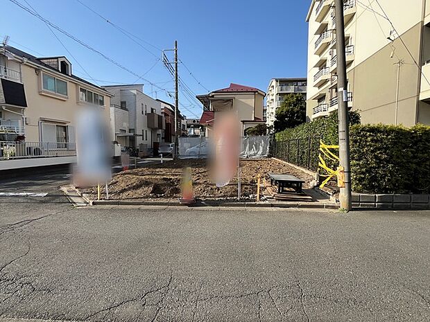 青空の下、これから始まる新しい暮らしへの期待が膨らむ場所 