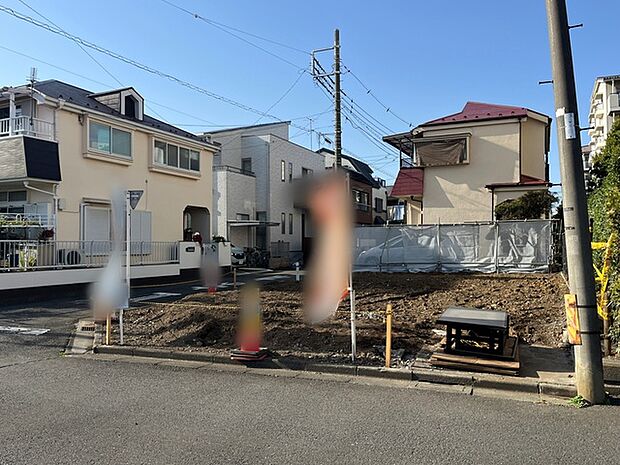 前面道路は4m×4.2mの角地で。一方通行の為交通量が少なく、駐車がしやすいです。駐車スペース2台分ございます。 