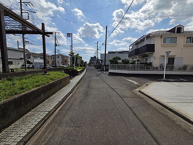 戸建てが立ち並ぶ静かな住宅街。四季折々の移り変わりを感じながら自然と楽しみ、暮らす、そんな毎日を日々の中で感じられる住環境 