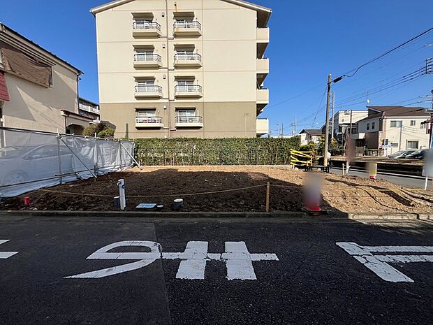 戸建てが立ち並ぶ静かな住宅街。四季折々の移り変わりを感じながら自然と楽しみ、暮らす、そんな毎日を日々の中で感じられる住環境 