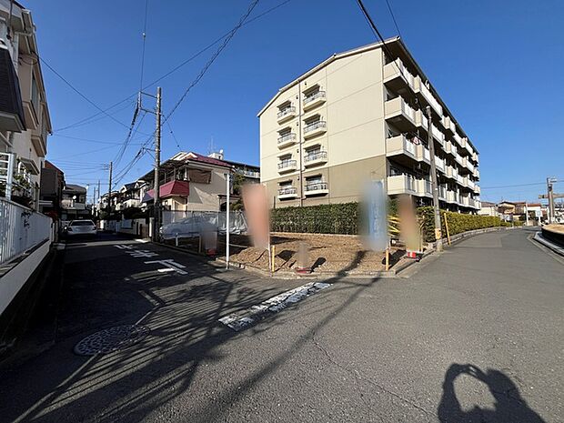 南道路に面しており日中もたくさんの陽が入ります。風通りや周辺環境など実際に現地にてご確認ください。 