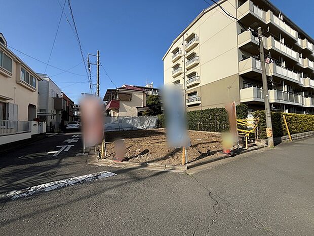 セカンドカーや来客時にも便利なカースペース2台分ございます。 