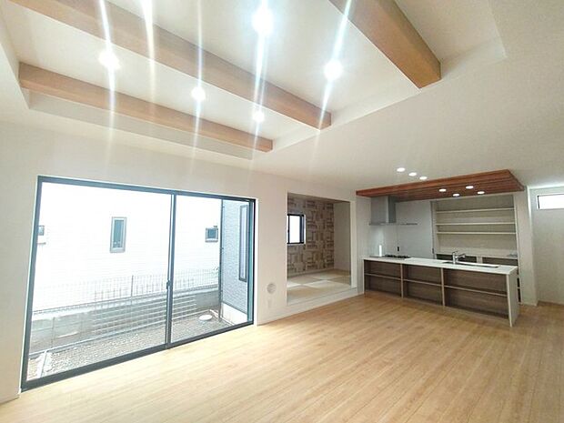 家族が一番集まる場所だから広々としつつも素敵な空間であって欲しい。皆がくつろぐリビングからキッチンまでが一つに繋がる空間。 