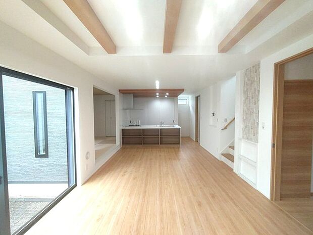 夕食の時間。家族、友人、両親、親戚との会話がより料理を美味しくしてくれる。あっという間に時間が過ぎてしまう居心地の良さは、普段はほっとする空間としてここにあります。 