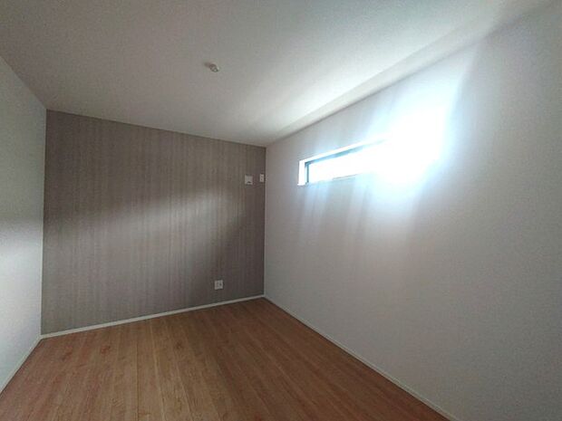 今からここを誰のお部屋にしようか、そんな洋室。大きさは5.8帖です。