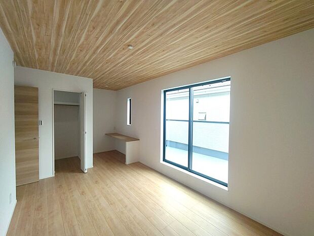 大きな開口部から明るい光が差し込む、日中の室内の明るさがこの部屋の魅力です。