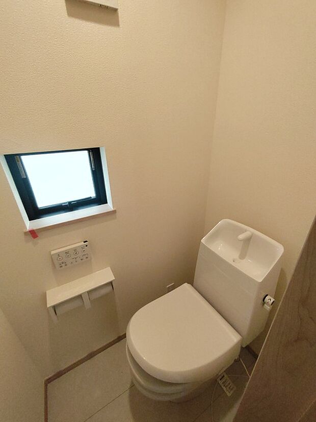 1.2階にそれぞれトレイがございます。朝の混雑時に分散して利用できるほか、ゲスト用としても使い分けることもできます。 