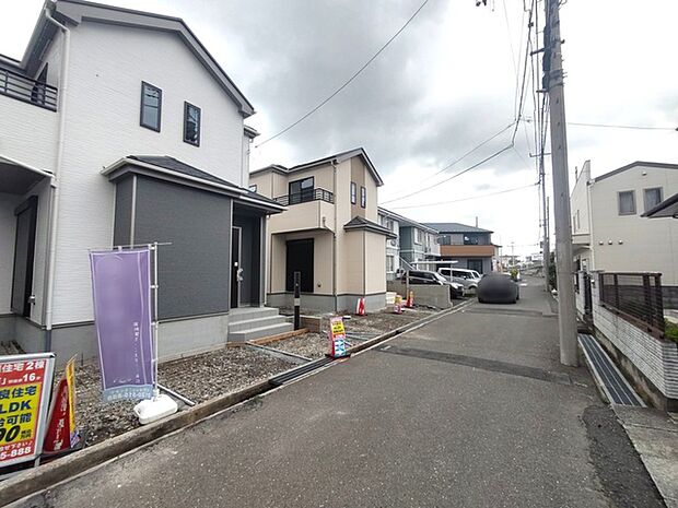 セカンドカーや来客時にも便利なカースペース2台分ございます。 