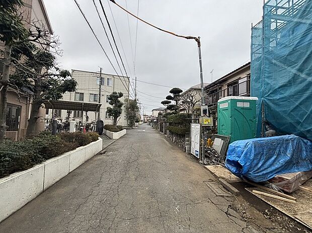 戸建てが立ち並ぶ静かな住宅街。四季折々の移り変わりを感じながら自然と楽しみ、暮らす、そんな毎日を日々の中で感じられる住環境