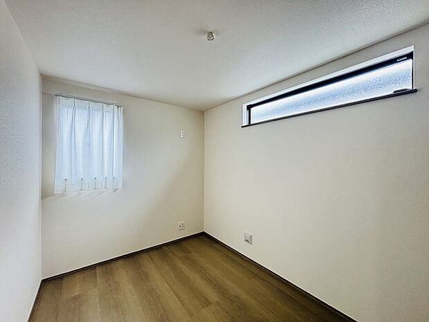大きな開口部から明るい光が差し込む、日中の室内の明るさがこの部屋の魅力です。 