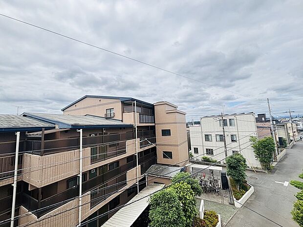 窓から眺める風景は一日の疲れを癒すヒーリングを奏でる、心地の良い時間を演出してくれます。室内も重要ですが、周りの環境もマイホーム選びの大事なポイント 