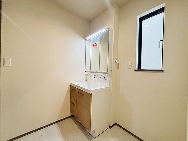 使い勝手の良い洗面台、窓があることで換気もしやすく清潔感のある空間を保てます。 