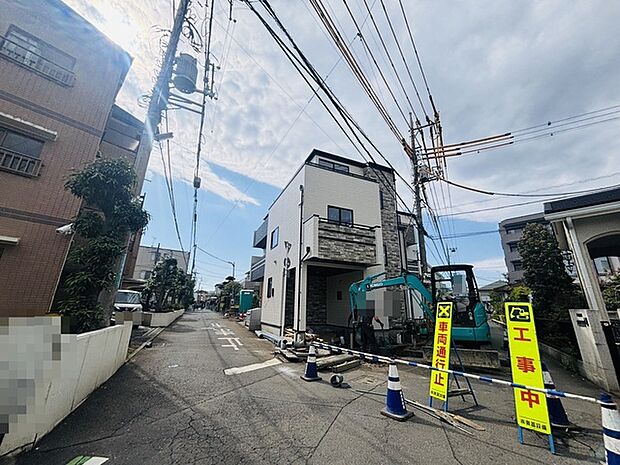 戸建てが立ち並ぶ静かな住宅街。四季折々の移り変わりを感じながら自然と楽しみ、暮らす、そんな毎日を日々の中で感じられる住環境