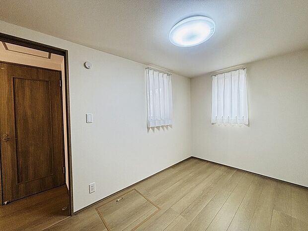 大きな開口部から明るい光が差し込む、日中の室内の明るさがこの部屋の魅力です。