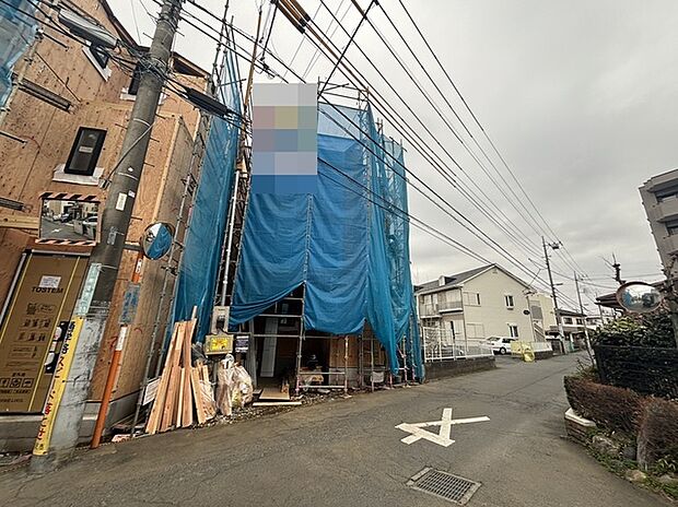 カースペースは1台駐車できます。車庫の出し入れのしやすさなど、実際に現地にてご確認ください。 