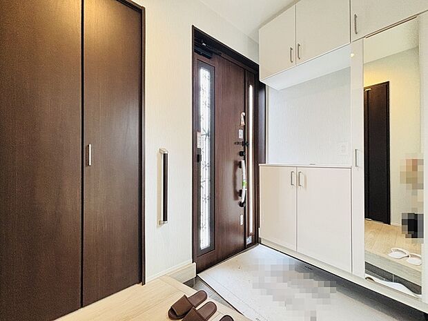 お宅の顔となる明るく開放的な玄関。ご家族皆様様の靴を収納できるスペースと全身鏡があり、お出掛け前に身だしなみチェックもできます。