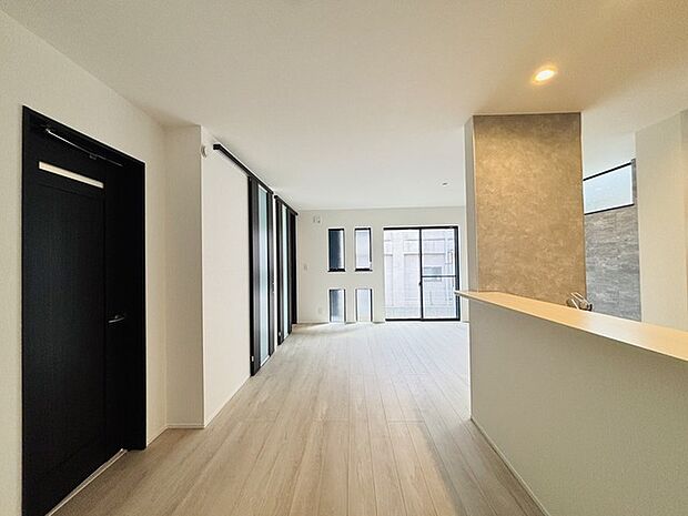 家族が一番集まる場所だから広々としつつも素敵な空間であって欲しい。皆がくつろぐリビングからキッチンまでが一つに繋がる空間。