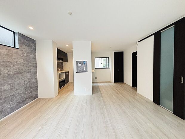 夕食の時間。家族、友人、両親、親戚との会話がより料理を美味しくしてくれる。あっという間に時間が過ぎてしまう居心地の良さは、普段はほっとする空間としてここにあります。