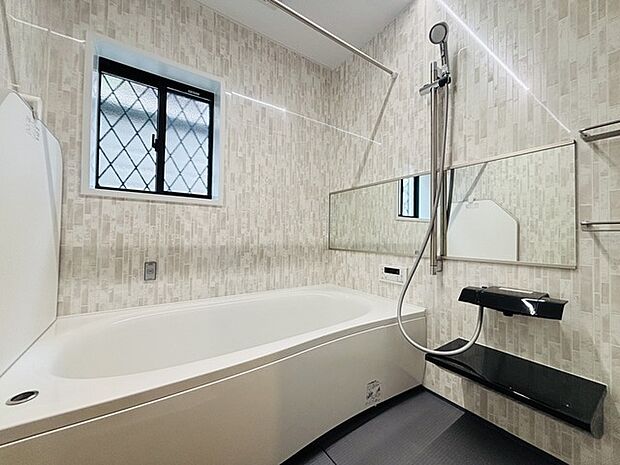 落ち着いた色味の浴室で1日の疲れをゆっくりと癒してください。