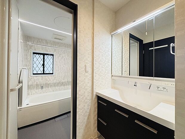 お出かけ前の身だしなみに一歩差がつく三面鏡。ミラー裏にはたっぷり収納もございます。