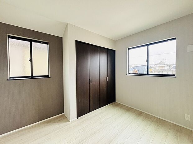 広々収納で、仕事着、普段着をまとめて収納できます。